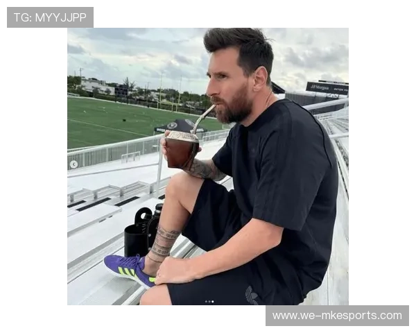 球星坐在足球上展现独特魅力与运动精神的瞬间