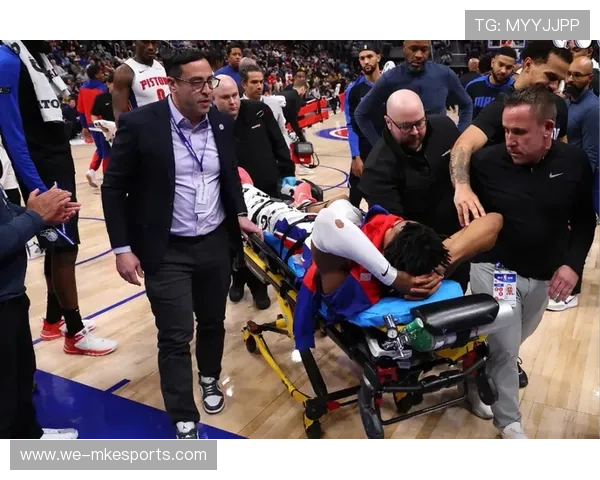 足球明星因伤被担架抬走瞬间令人揪心场面引发广泛关注