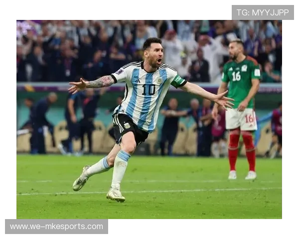 足球紧身衣球星高清图片展示，精彩瞬间尽显运动员强大实力与风采